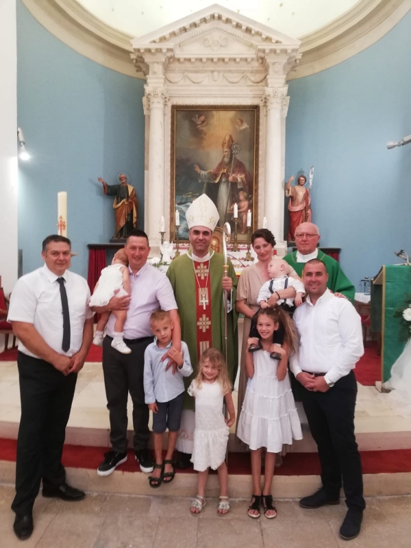 BISKUP KRSTIO DJECU OBITELJI ĆUMO